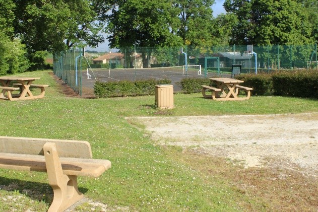 terrain de tennis et basket
